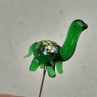 Gammel glas nipsenår med grøn glas skildpadde med en  lang hals.
